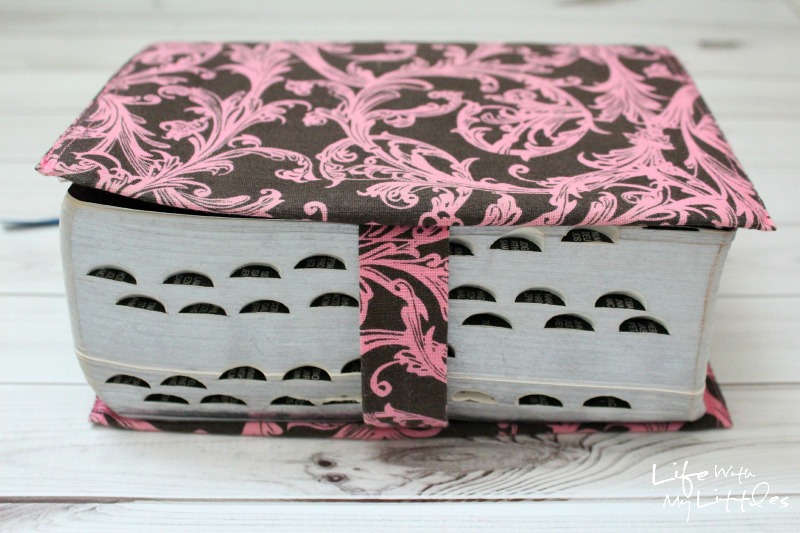 Scripture Cover Tutorial: A quick and easy tutorial to make a fabric cover for your scriptures! A quick and easy scripture cover tutorial! Now you can read your scriptures and match them, too! Such a fun, easy way to motivate you to read your scriptures more.