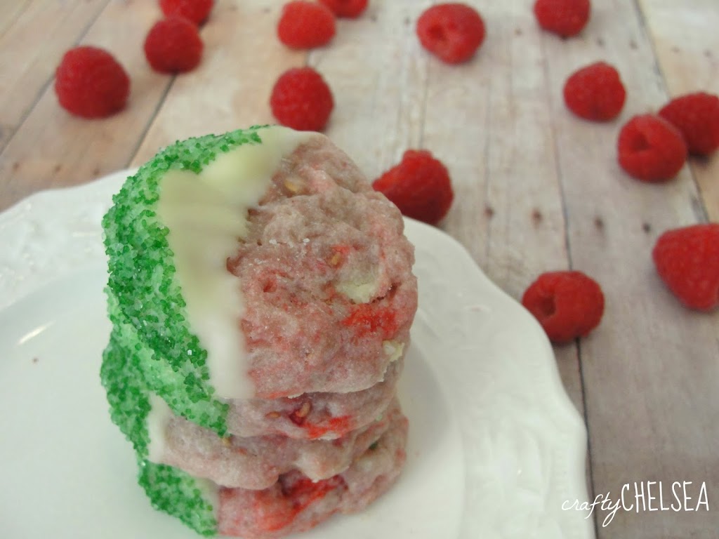 Raspberry White Chocolate Shortbread Cookies: The perfect mix of fruit and white chocolate in a delicious Christmas cookie!