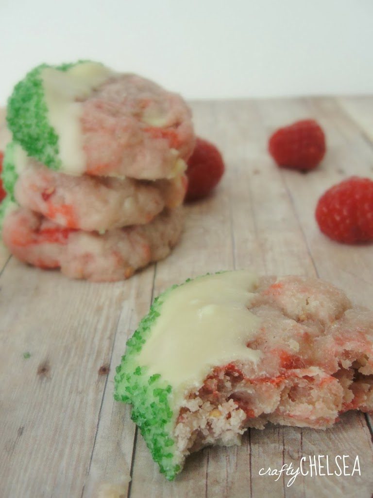 Raspberry White Chocolate Shortbread Cookies: The perfect mix of fruit and white chocolate in a delicious Christmas cookie!