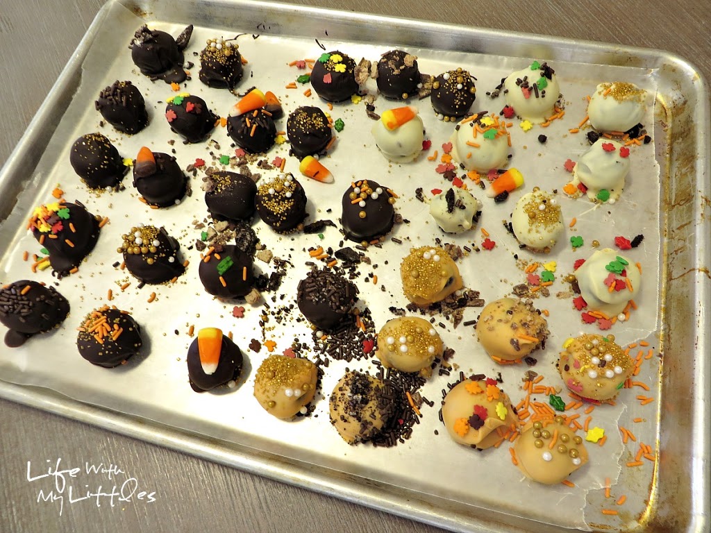 Here's an easy way to get your toddler involved in Thanksgiving baking by decorating OREO Cookie Balls! 