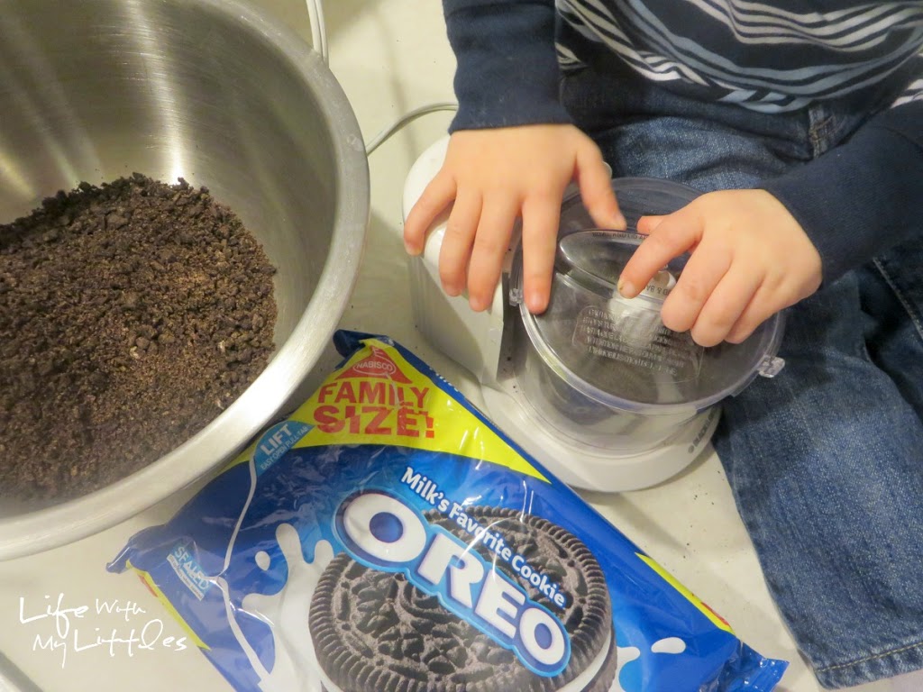 Here's an easy way to get your toddler involved in Thanksgiving baking by decorating OREO Cookie Balls! 