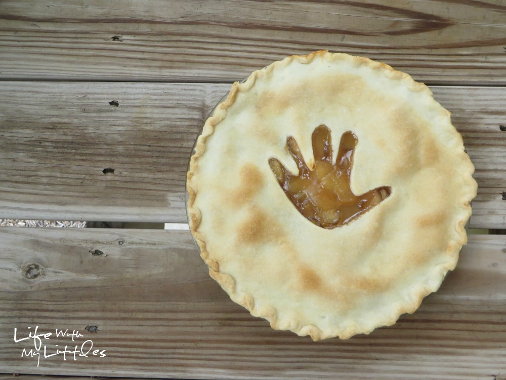 How to Cut Any Shape into a Pie Crust: A super easy way to get any shape you want cut into the top of your pie! Perfect for new Thanksgiving traditions!