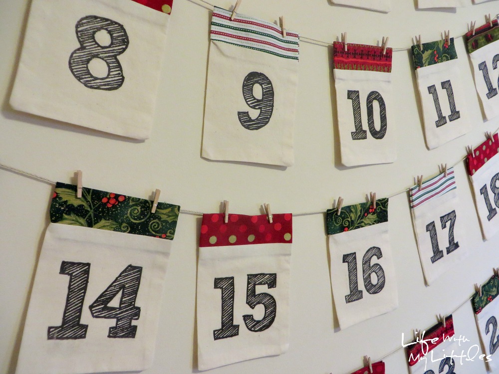 DIY Advent Calendar Garland: Simple fabric pockets make up this cute and easy Christmas advent calendar!