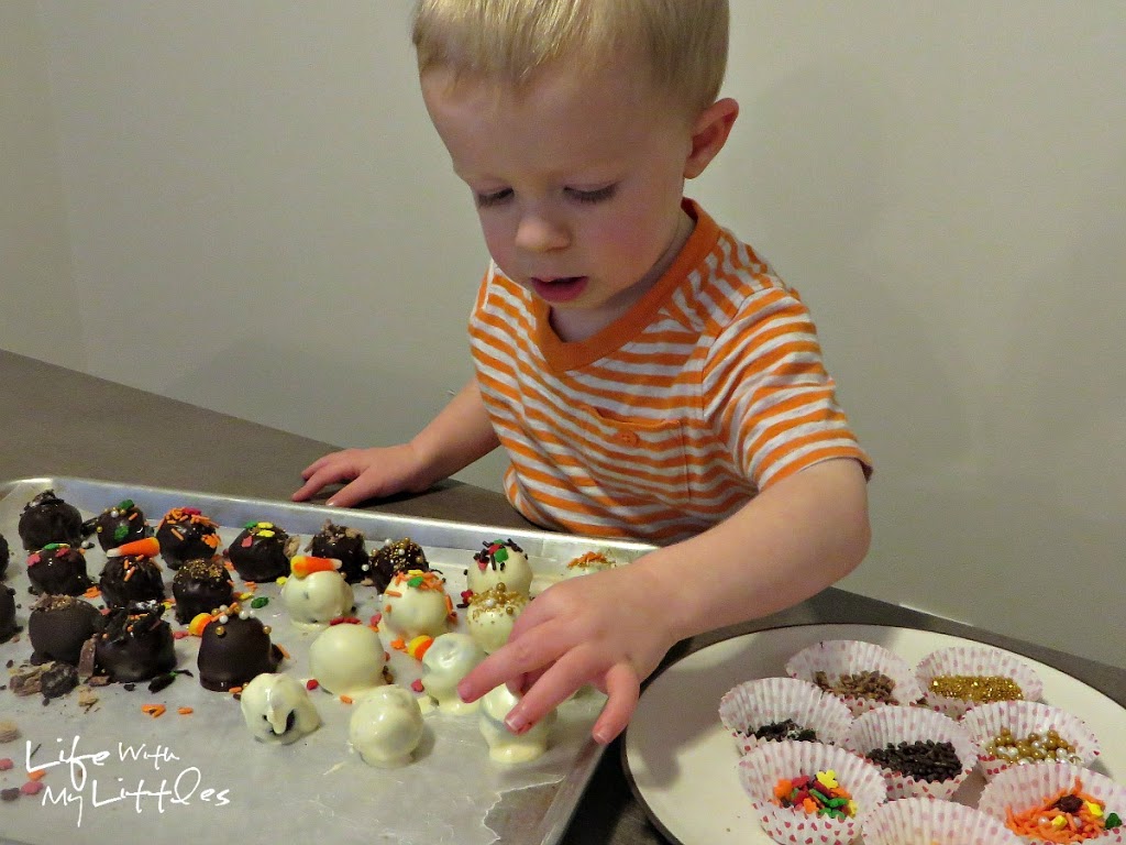 Here's an easy way to get your toddler involved in Thanksgiving baking by decorating OREO Cookie Balls! 