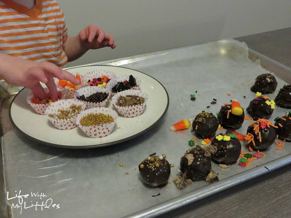 Here's an easy way to get your toddler involved in Thanksgiving baking by decorating OREO Cookie Balls! 
