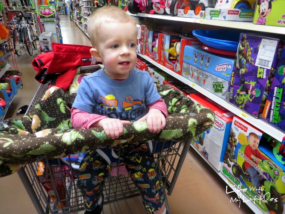 Tips to sweeten Black Friday shopping with a toddler: tips that will make it easier if you have to bring your toddler when you shop on Black Friday! 