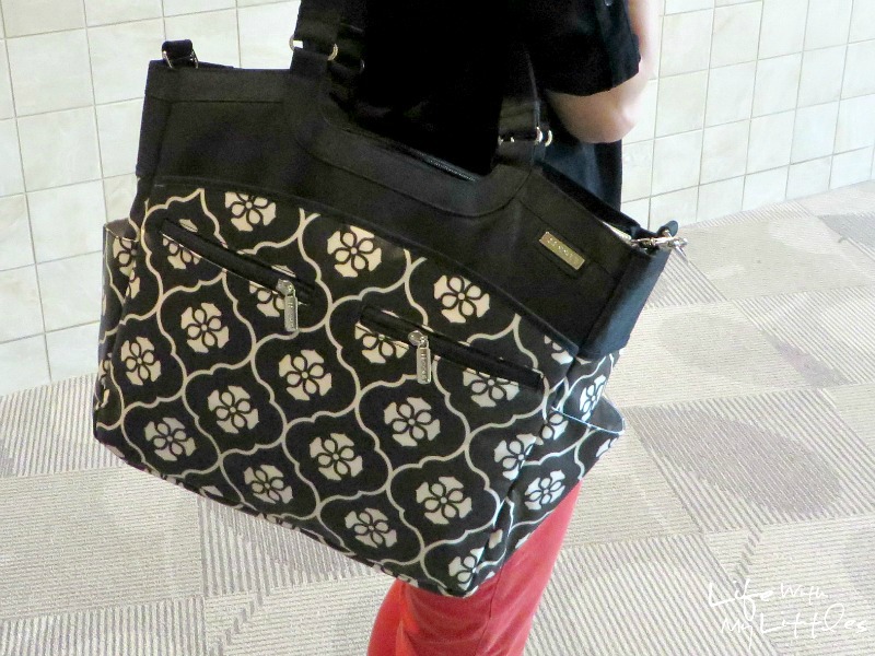 See why the JJ Cole Collections Camber diaper bag is perfect for busy moms! It's the best!