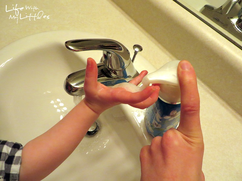 Tips for how to teach your toddler to wash their hands. Six tips that will make it easier when your toddler gets ready for potty training!