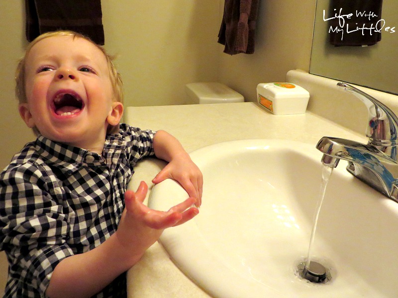 Tips for how to teach your toddler to wash their hands. Six tips that will make it easier when your toddler gets ready for potty training!