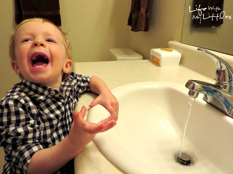 Tips for how to teach your toddler to wash their hands. Six tips that will make it easier when your toddler gets ready for potty training! Tips for how to teach your toddler to wash their hands. Six tips that will make it easier when your toddler gets ready for potty training!