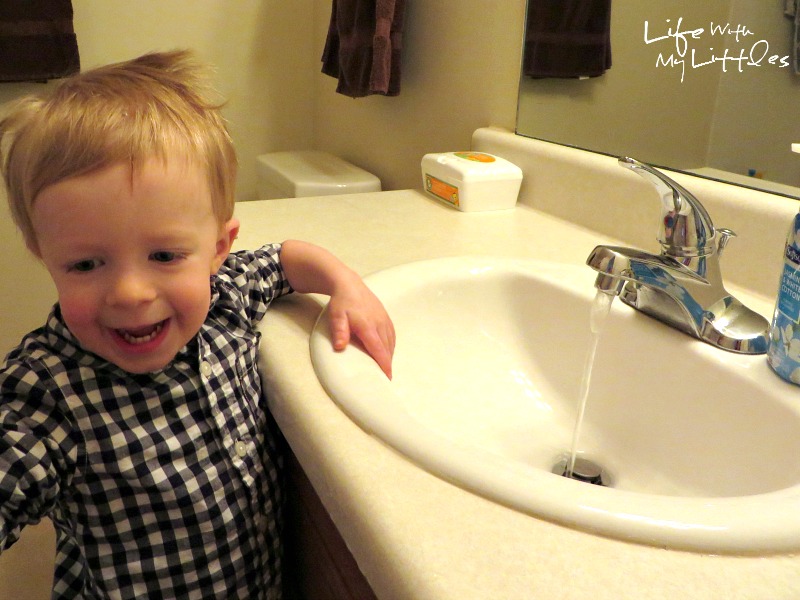 Tips for how to teach your toddler to wash their hands. Six tips that will make it easier when your toddler gets ready for potty training!