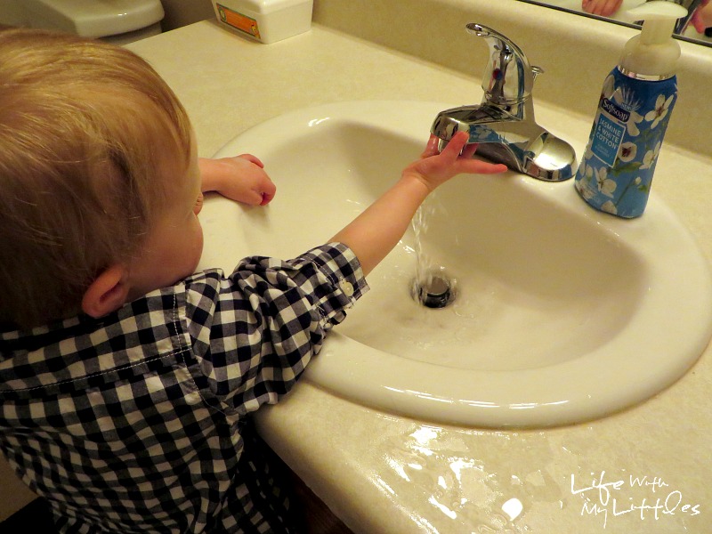 Tips for how to teach your toddler to wash their hands. Six tips that will make it easier when your toddler gets ready for potty training!