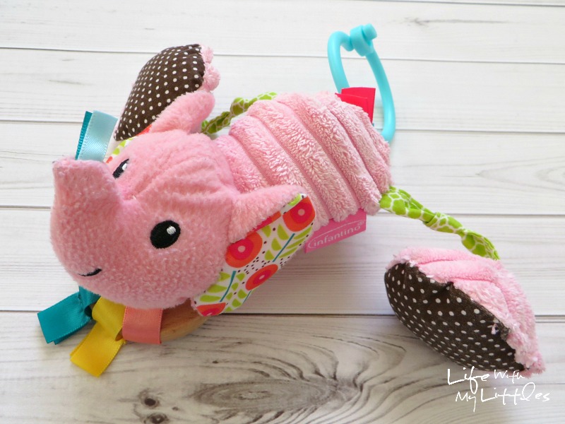 Diaper bag essentials for babies 6-12 months old. Great tips and super helpful explanations on what to keep in your diaper bag!