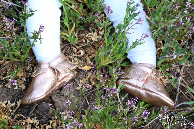 rose-gold-moccasins-on-baby-feet