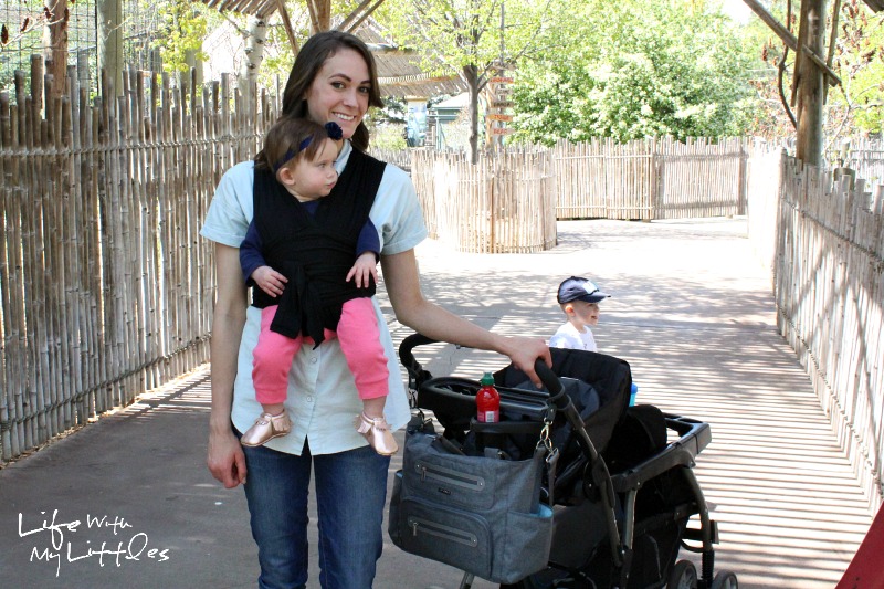 How to enjoy a day at the zoo. Tips on what to bring to the zoo with little kids to make it the best, featuring #JJColeStyle!