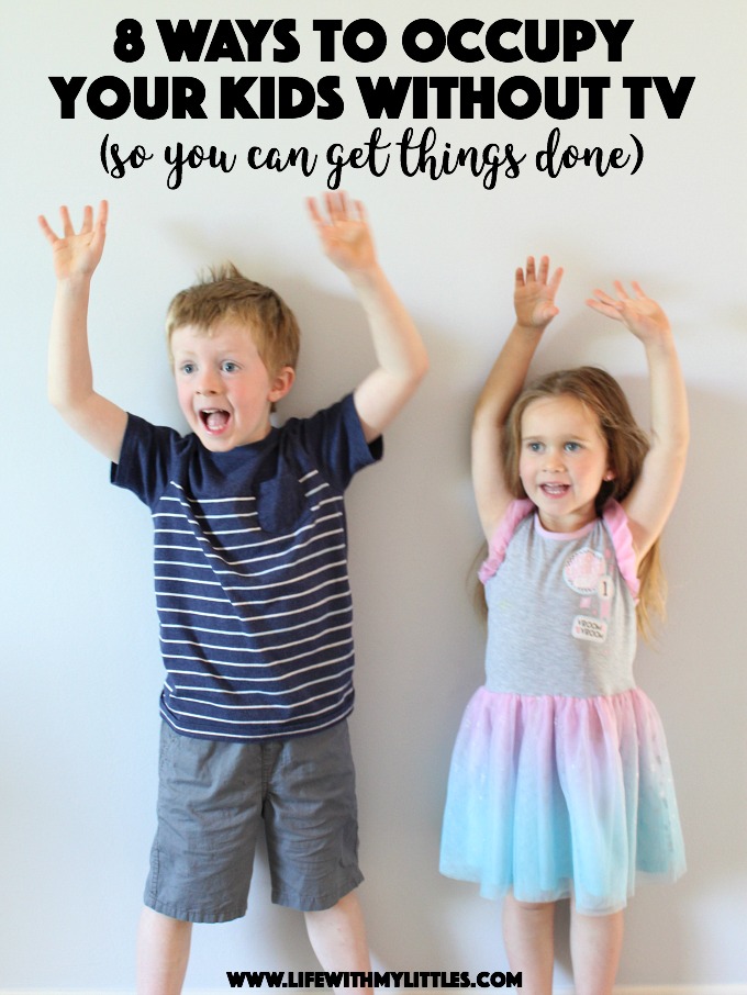 It can be hard to find time to get things done as a mom! Here are 8 ways to occupy your kids without TV that are free, easy, and require minimal supplies!