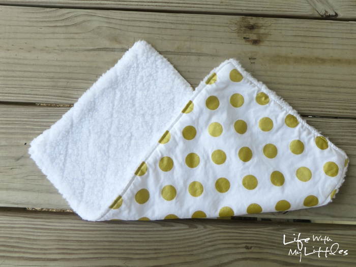 This is the easiest tutorial for a burp rag you could make! Only three steps, and they are the best DIY burp rags!! Great for easy baby gifts, too.