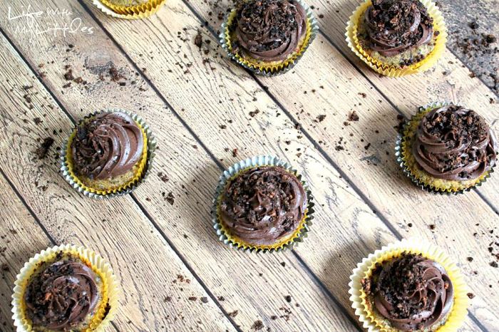 These Pumpkin Oreo Cupcakes are the perfect fall or Halloween dessert! Pumpkin, Oreos, and chocolate are an amazing combo! You have to try this one!