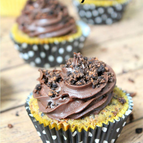 These Pumpkin Oreo Cupcakes are the perfect fall or Halloween dessert! Pumpkin, Oreos, and chocolate are an amazing combo! You have to try this one!