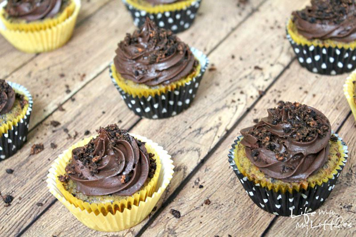 These Pumpkin Oreo Cupcakes are the perfect fall or Halloween dessert! Pumpkin, Oreos, and chocolate are an amazing combo! You have to try this one!