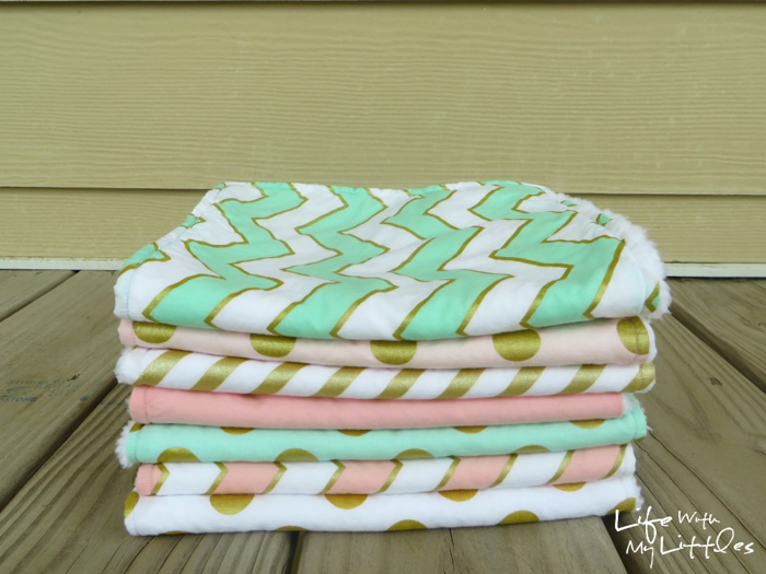 This is the easiest tutorial for a burp rag you could make! Only three steps, and they are the best DIY burp rags!! Great for easy baby gifts, too.