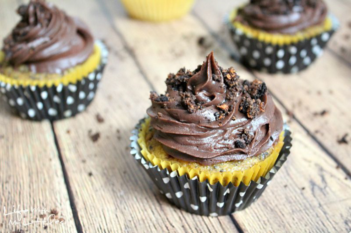 These Pumpkin Oreo Cupcakes are the perfect fall or Halloween dessert! Pumpkin, Oreos, and chocolate are an amazing combo! You have to try this one!