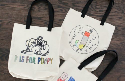 Kid-colored tote bags are an easy, personal DIY holiday gift! Make custom tote bags for your kids or friends, or gift them to grandparents or teachers!