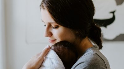 Find the perfect gift for her on this gift guide for new moms! Seven creative ideas to help her adjust to life with a newborn physically and emotionally.